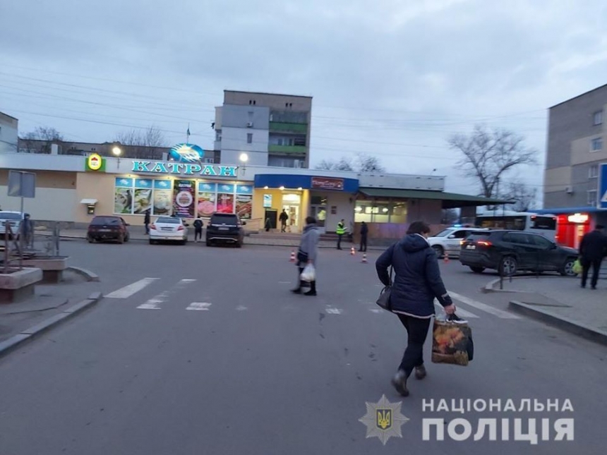 В Вознесенске «Мерседес» задним ходом сбил женщину и скрылся. ВИДЕО