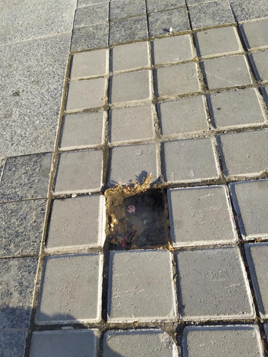 На Серой площади в Николаеве выпадает плитка