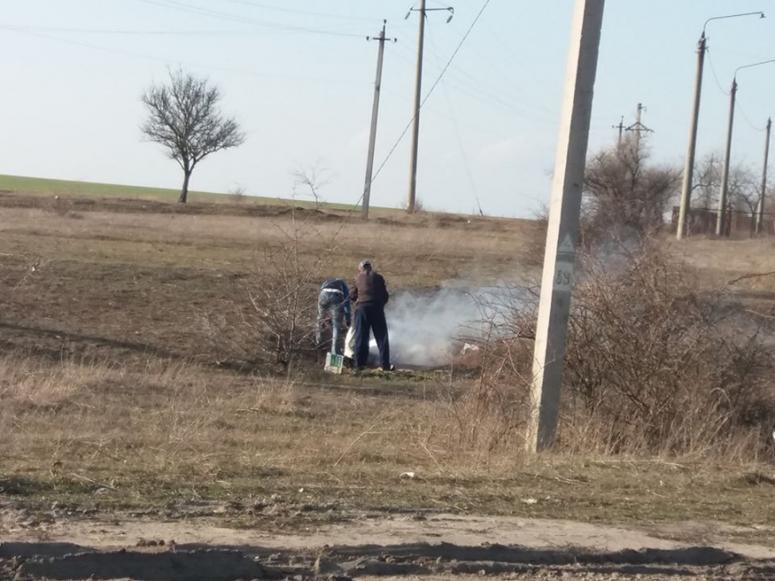 Под Николаевом убрали мусор, который нанес штормовой ветер со свалки