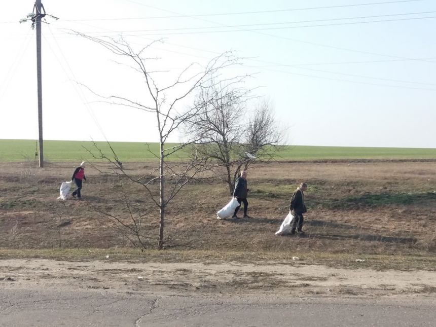 Под Николаевом убрали мусор, который нанес штормовой ветер со свалки