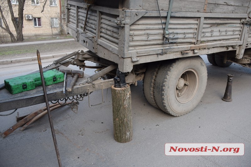 В Николаеве у «КамАЗа» на ходу отпало колесо — неудачно въехал в яму