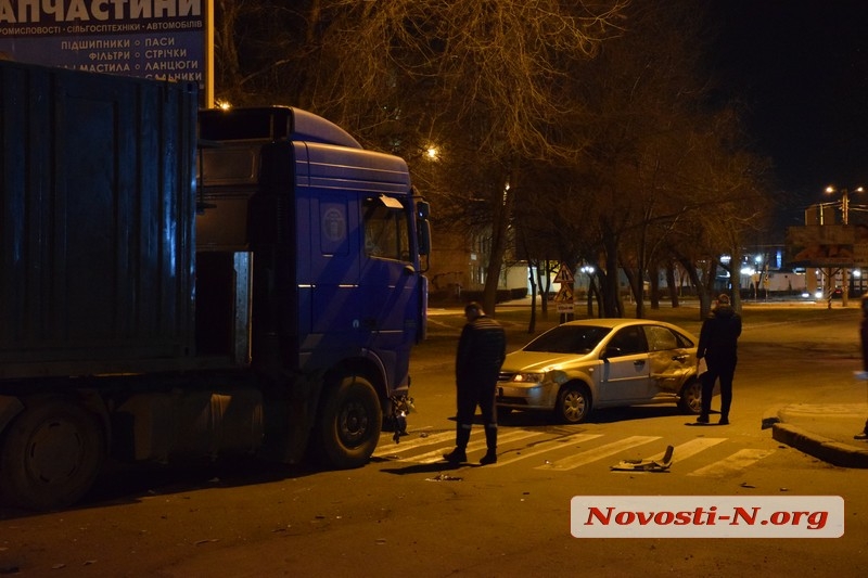 В Николаеве DAF въехал в «Шевроле»: от удара авто развернуло на «180 градусов»