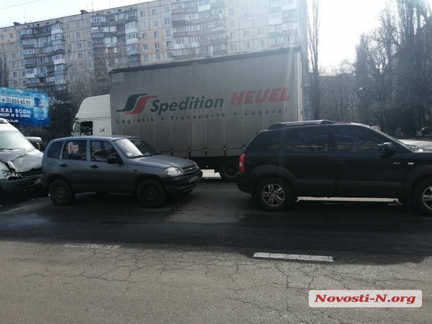 В Николаеве столкнулись три автомобиля 