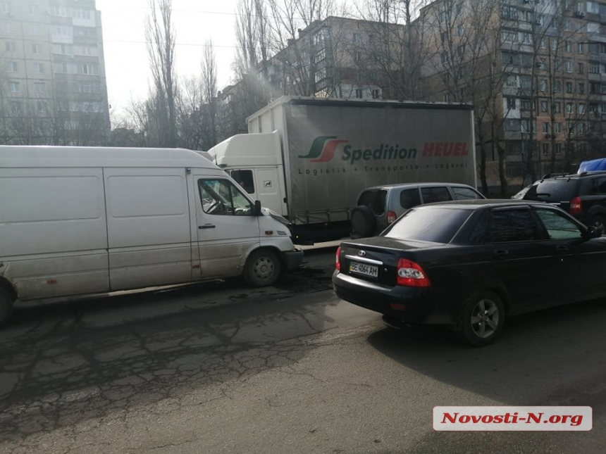 В Николаеве столкнулись три автомобиля 