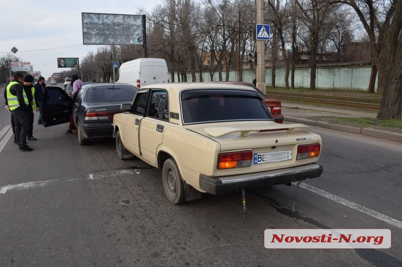 На светофоре в Николаеве столкнулись три автомобиля