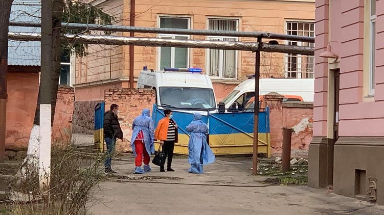 В Черновцах в больницу привезли еще двух пациентов с подозрением на коронавирус