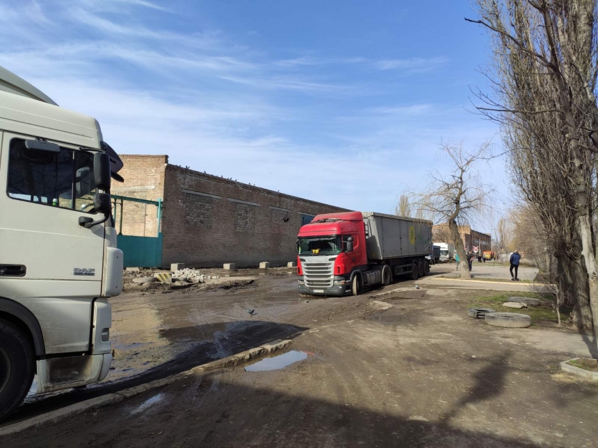 В Николаеве ул. Новозаводскую заблокировали застрявшие в ямах фуры