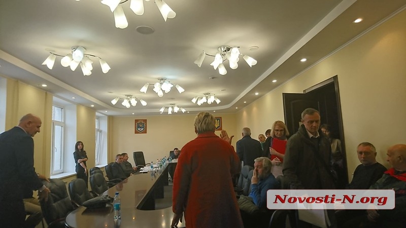 Депутаты из-за коллеги, сидевшего в коридоре, не заслушали проблемы жителей Николаевщины
