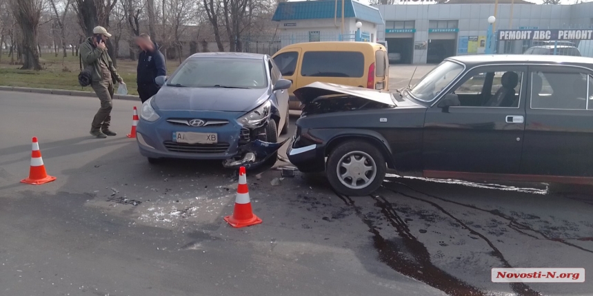В Николаеве «Волга» врезалась в «Хюндай»: пострадала девушка-водитель