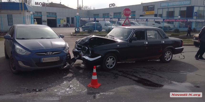 В Николаеве «Волга» врезалась в «Хюндай»: пострадала девушка-водитель