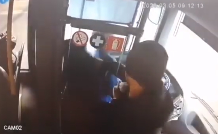 В Николаеве агрессивный пассажир зеленого автобуса ударил водителя. ВИДЕО