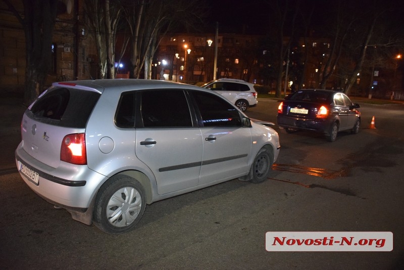 В центре Николаева «Фольксваген» врезался в «Хюндай» — пострадала девушка-водитель
