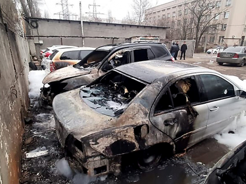 В Николаеве на стоянке загорелся автомобиль: повреждено четыре легковушки 