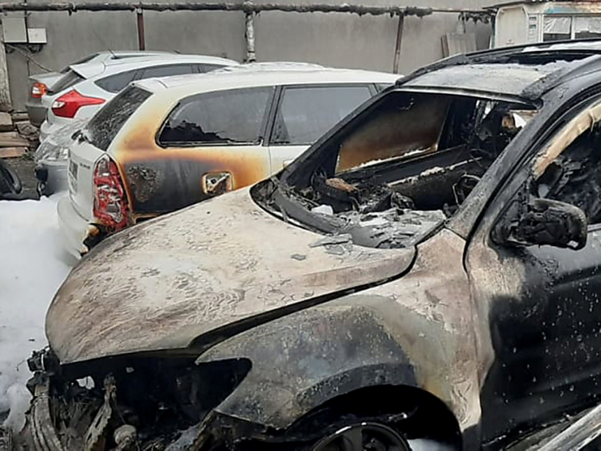 В Николаеве на стоянке загорелся автомобиль: повреждено четыре легковушки 