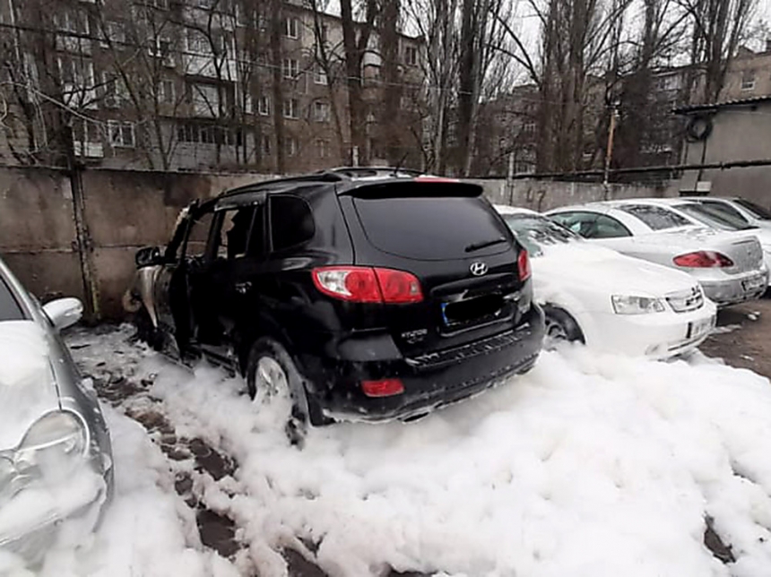 В Николаеве на стоянке загорелся автомобиль: повреждено четыре легковушки 