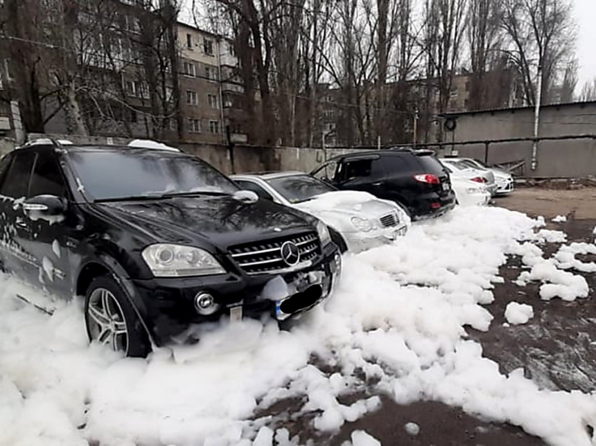 В Николаеве на стоянке загорелся автомобиль: повреждено четыре легковушки 