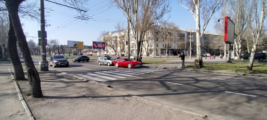 В центре Николаева тюнингованный спорткар «Порше» столкнулся с «Фольксвагеном»