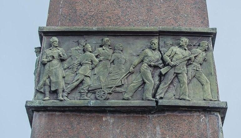 В Одессе треснул барельеф на памятнике Неизвестному Матросу