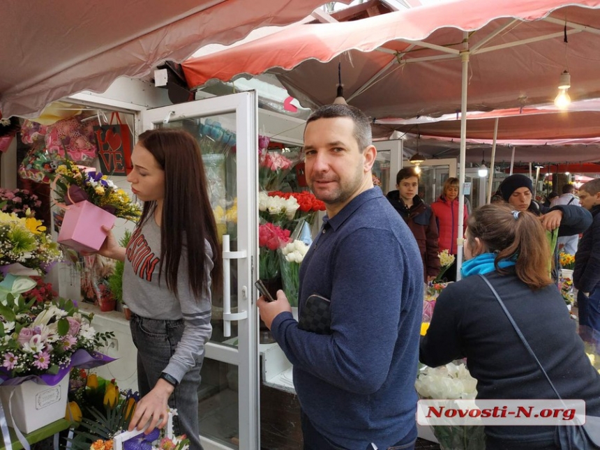 На цветочном рынке в Николаеве ажиотаж — можно встретить вип-персон