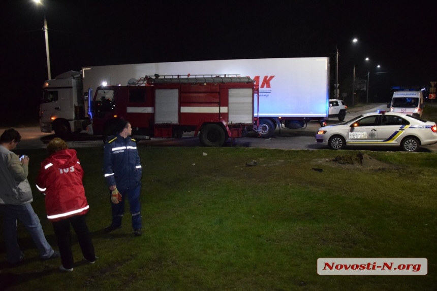 Под Николаевом «Вольво» влетел в окоп блокпоста: один человек погиб, двое в больнице. ВИДЕО