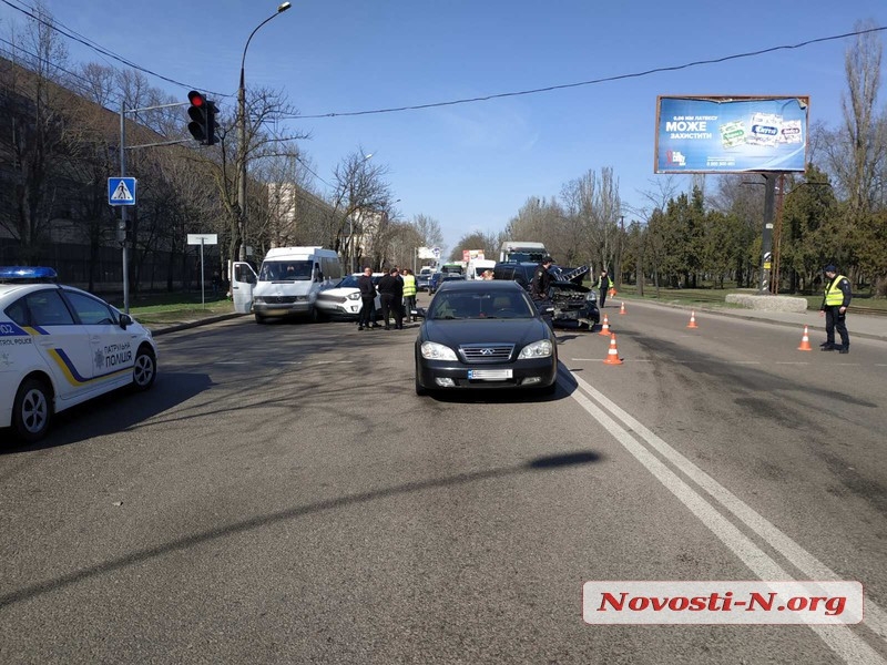 ДТП с 4 машинами в Николаеве: отлетевший «Чери» чуть не сбил пешеходов. ВИДЕО