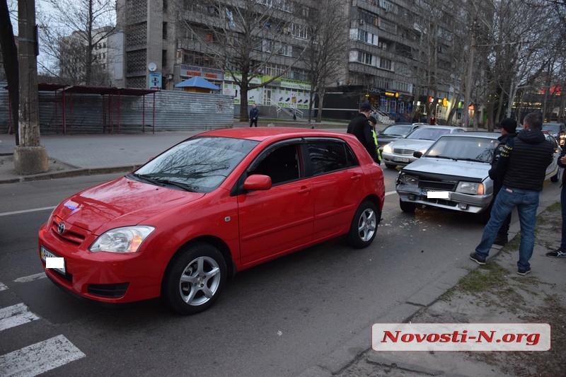 В центре Николаева столкнулись «ВАЗ» и «Тойота»