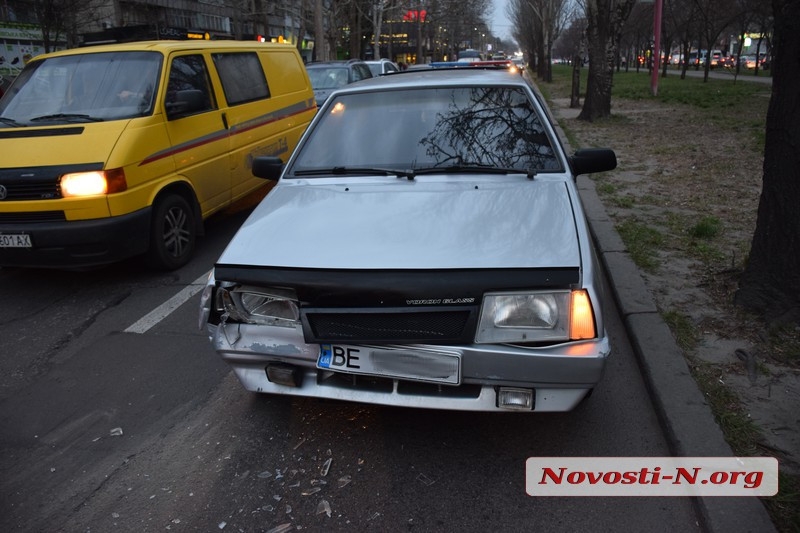 В центре Николаева столкнулись «ВАЗ» и «Тойота»