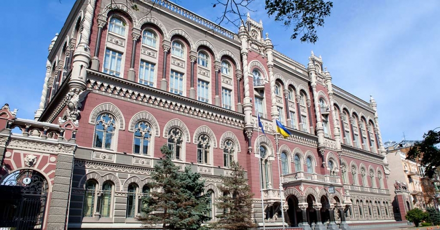 Карантин в Украине: НБУ обещает пополнять банкоматы и готов обеззараживать гривны