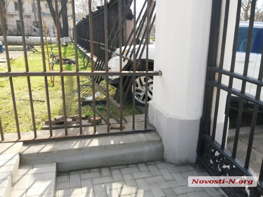 В Николаеве девушка на «Хонде» врезалась в забор музея судостроения