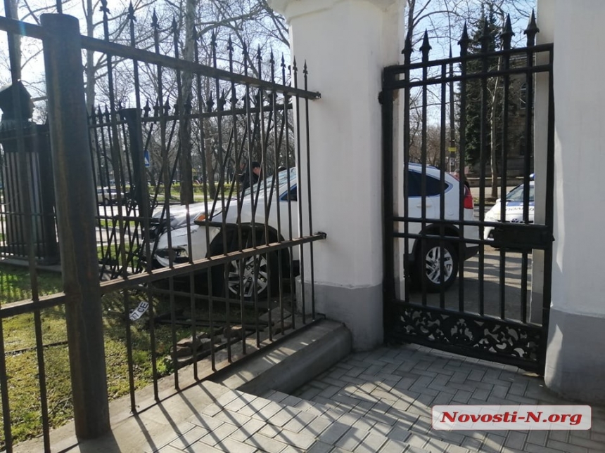 В Николаеве девушка на «Хонде» врезалась в забор музея судостроения