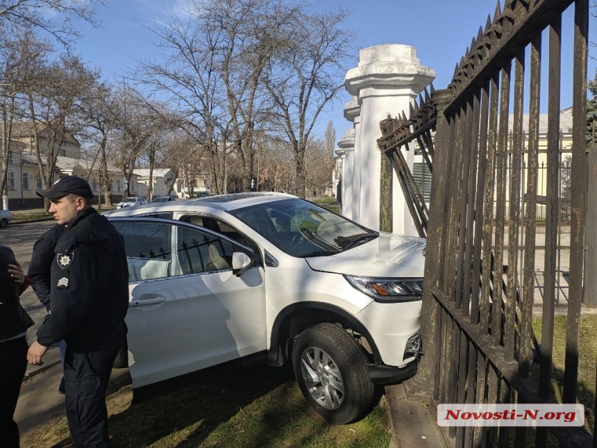 В Николаеве девушка на «Хонде» врезалась в забор музея судостроения