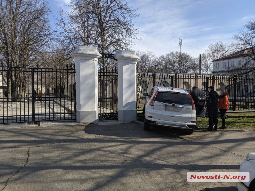 В Николаеве девушка на «Хонде» врезалась в забор музея судостроения