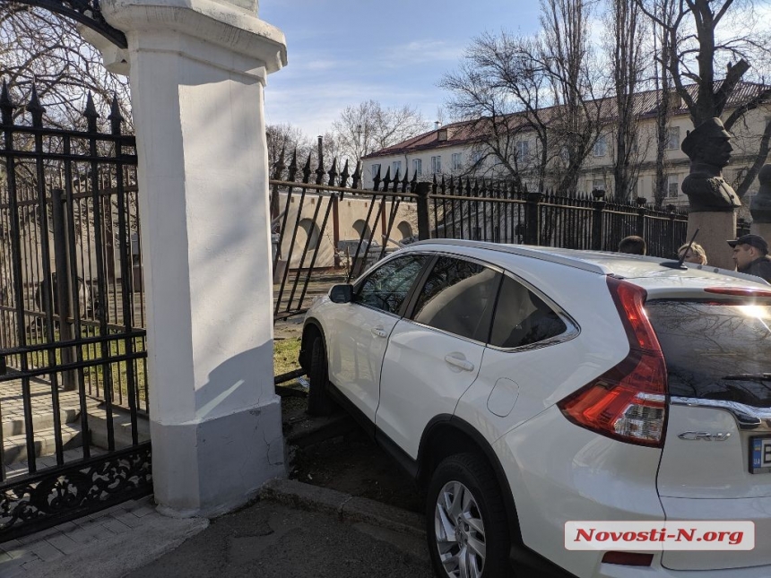 В Николаеве девушка на «Хонде» врезалась в забор музея судостроения