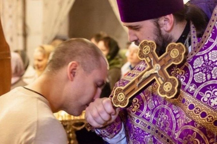 В УПЦ призвали не целовать иконы и руки священникам из-за коронавируса