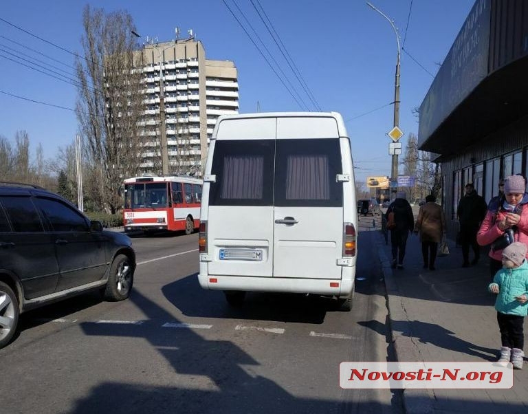 В Николаеве одна маршрутка подрезала другую — пострадала пассажирка