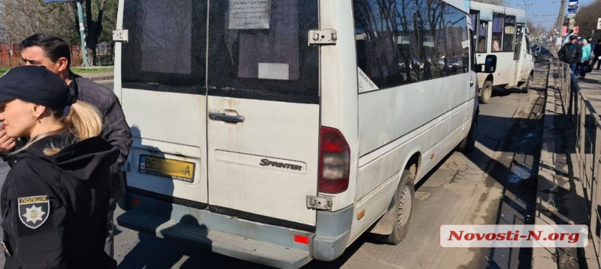 В Николаеве одна маршрутка подрезала другую — пострадала пассажирка