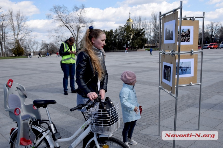 В Николаеве ко Дню добровольца представили тематическую фотовыставку. ФОТОРЕПОРТАЖ