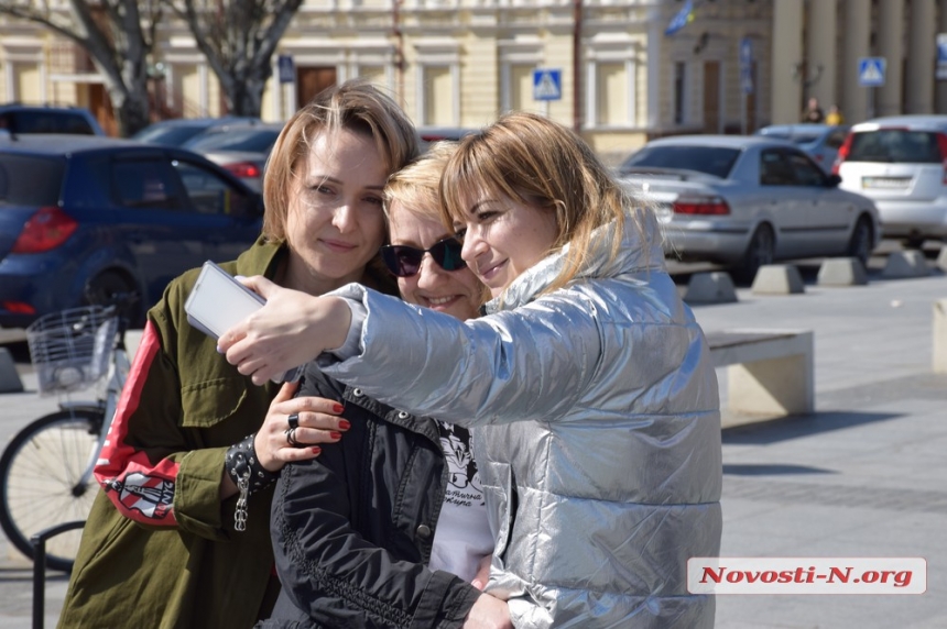 В Николаеве ко Дню добровольца представили тематическую фотовыставку. ФОТОРЕПОРТАЖ