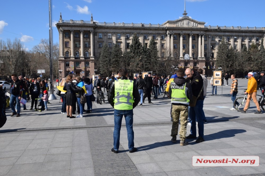 В Николаеве ко Дню добровольца представили тематическую фотовыставку. ФОТОРЕПОРТАЖ