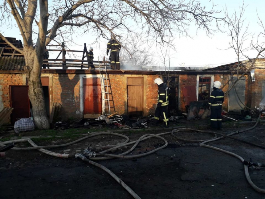 В Николаеве по неизвестным причинам загорелась хозпостройка