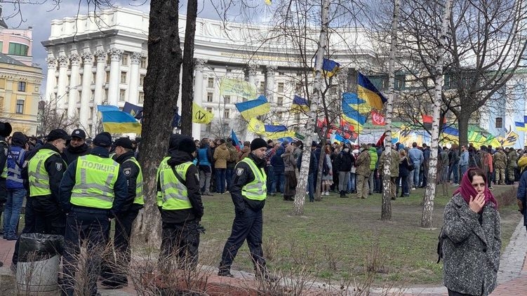 Во время карантина марш добровольцев под крики «Зелю геть» пришел к Офису президента