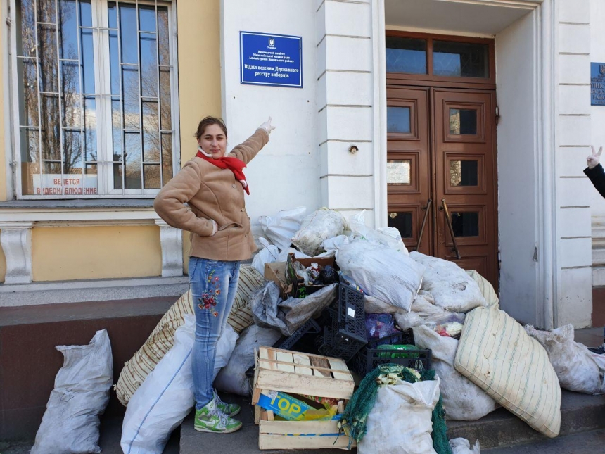 В Николаеве активисты привезли под администрацию мусор