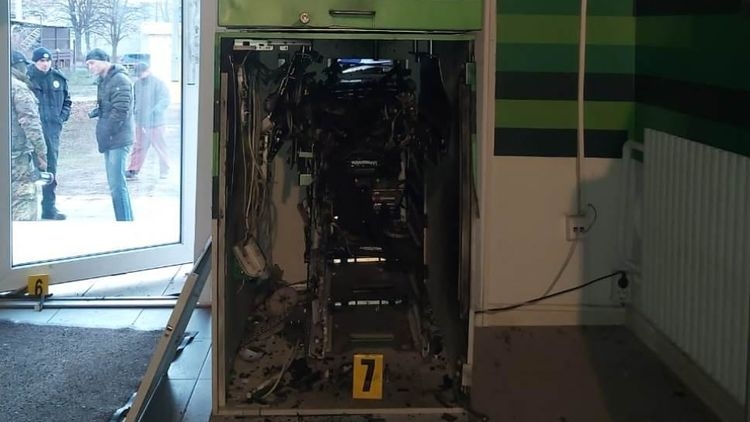 В Харькове взорвали банкомат в жилом доме и забрали все деньги