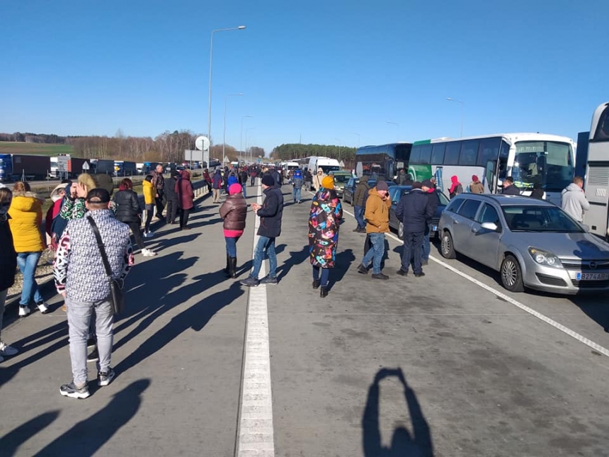 Украинские заробитчане едут домой: на границе огромные очереди (Фото)