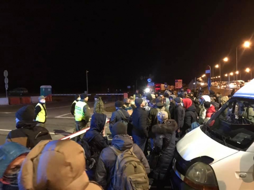 Украинские заробитчане едут домой: на границе огромные очереди (Фото)