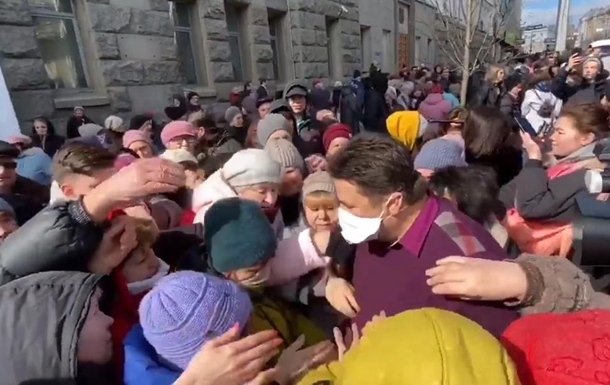 В Харькове произошла давка за бесплатными масками. ВИДЕО