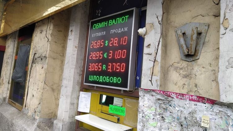 В Украине - дефицит наличного доллара. Его собираются везти КАМАЗами и самолетом