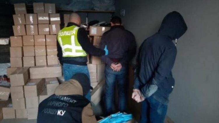 В Киеве вооруженная банда украла у предпринимателей 100 тысяч медицинских масок