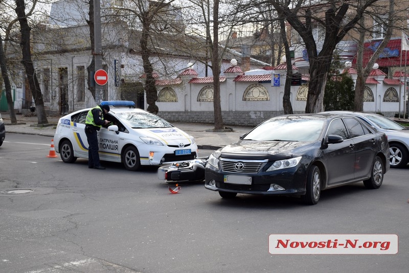 В центре Николаева Yamaha врезалась в «Тойоту»: пострадал мотоциклист