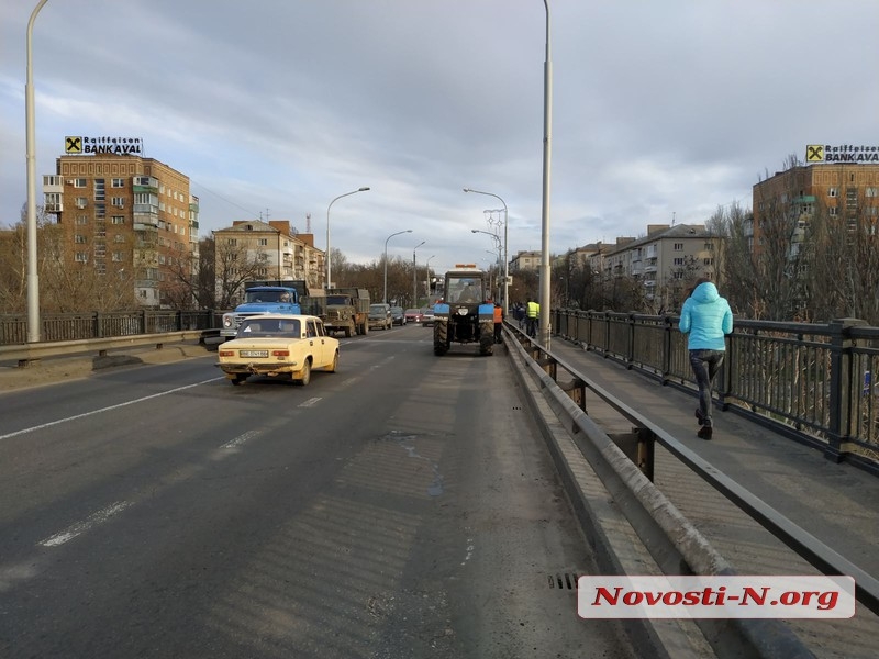 На Варваровском мосту огромная пробка: пьяный водитель въехал в трактор